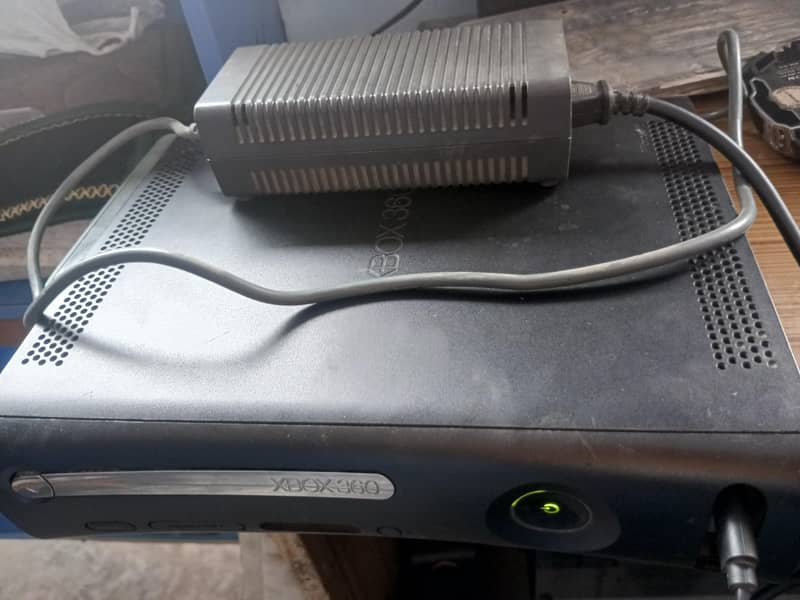 x box 360 with wireless controller 0