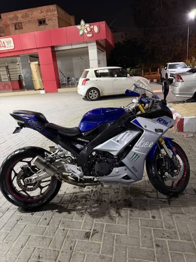 Yamah r1m 400cc dual cylinder