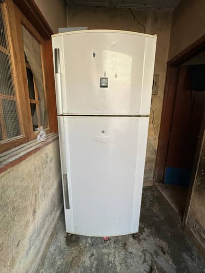 all okay Dawlance fridge complete saman hai iska