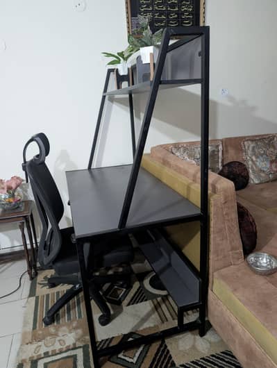 Heighted computer table