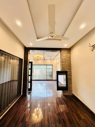 10 Marla Modern House For Rent