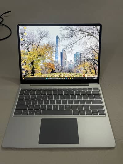 Microsoft Surface laptop Go 16/256 Touch Screen i5 10th gen