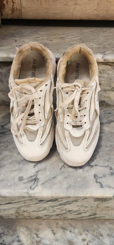 I'm selling my good condition  shoes.