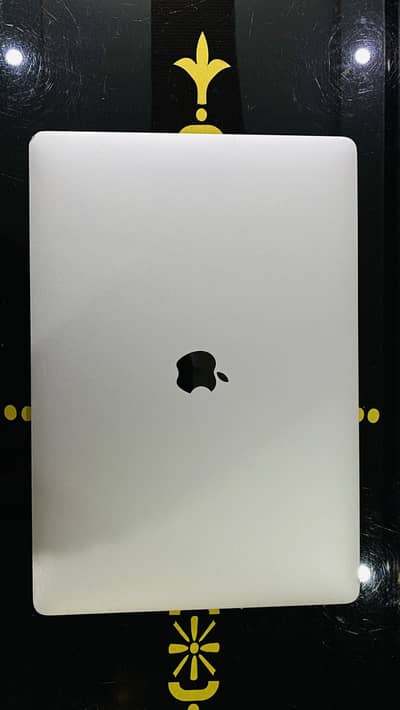 Macbook Pro 2017 512 GB | Real Me 9 Pro Plus |