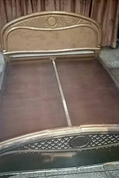 Double bed purani Lakri se banaa Hua majbut bed golden color mein
