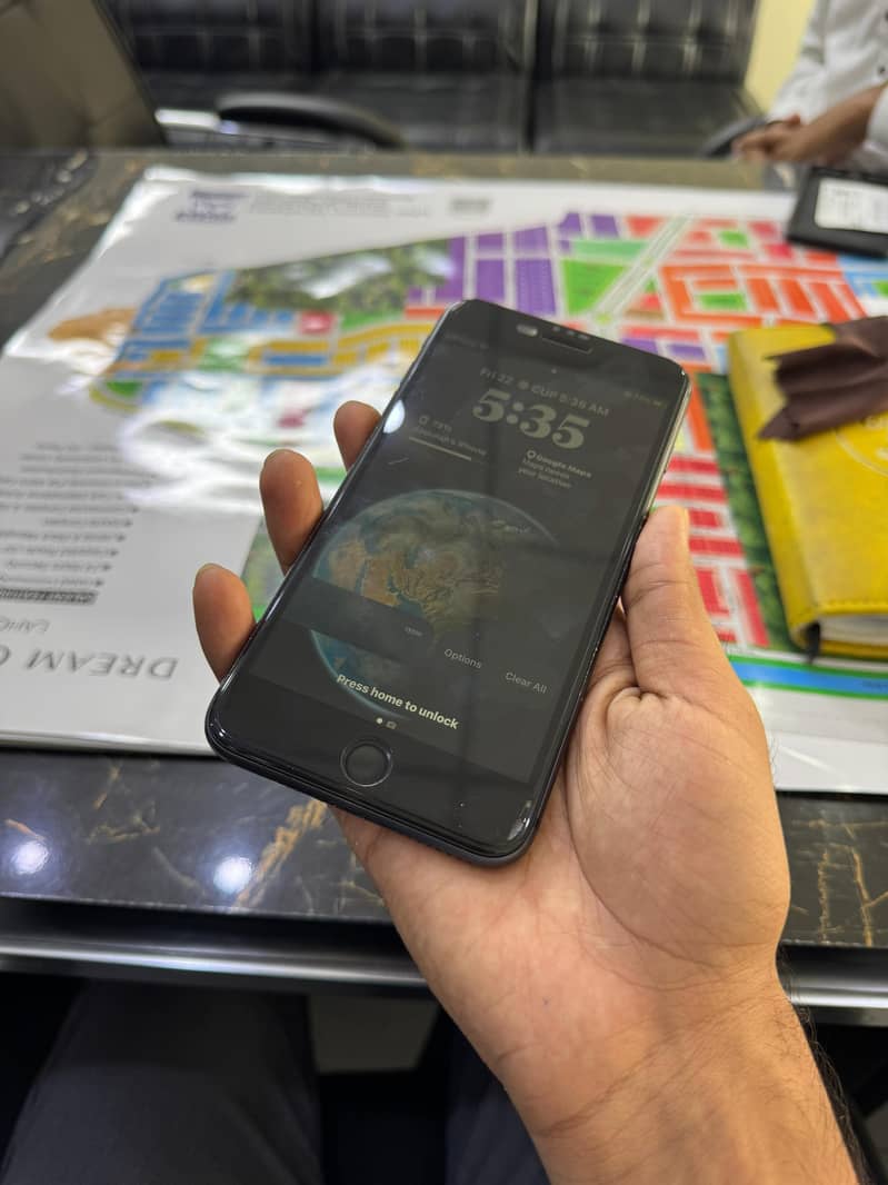 Apple iPhone 8 Plus 3