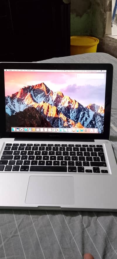 Mac book pro 10/9 condition 500 gb memory