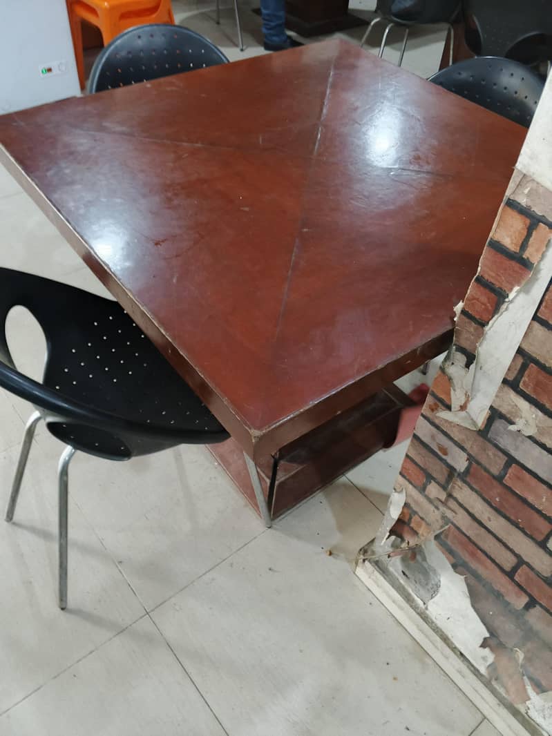 تھوڑا استعمال شدہ صوفے اور لکڑی کے ٹیبل برائے فروخت 2