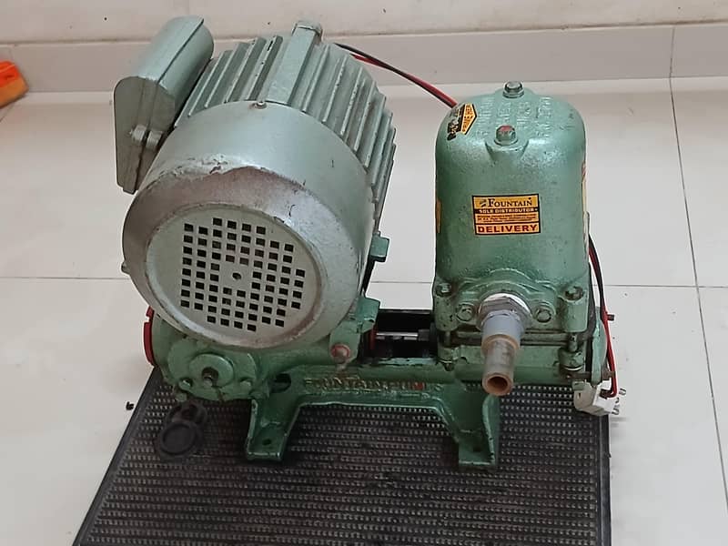 Piston pump and machine 2