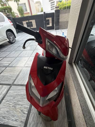 Metro thrill scooty for sell 40 km range only two parts damage