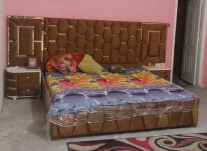 king saiz bed and 2 said tebels and I sedi