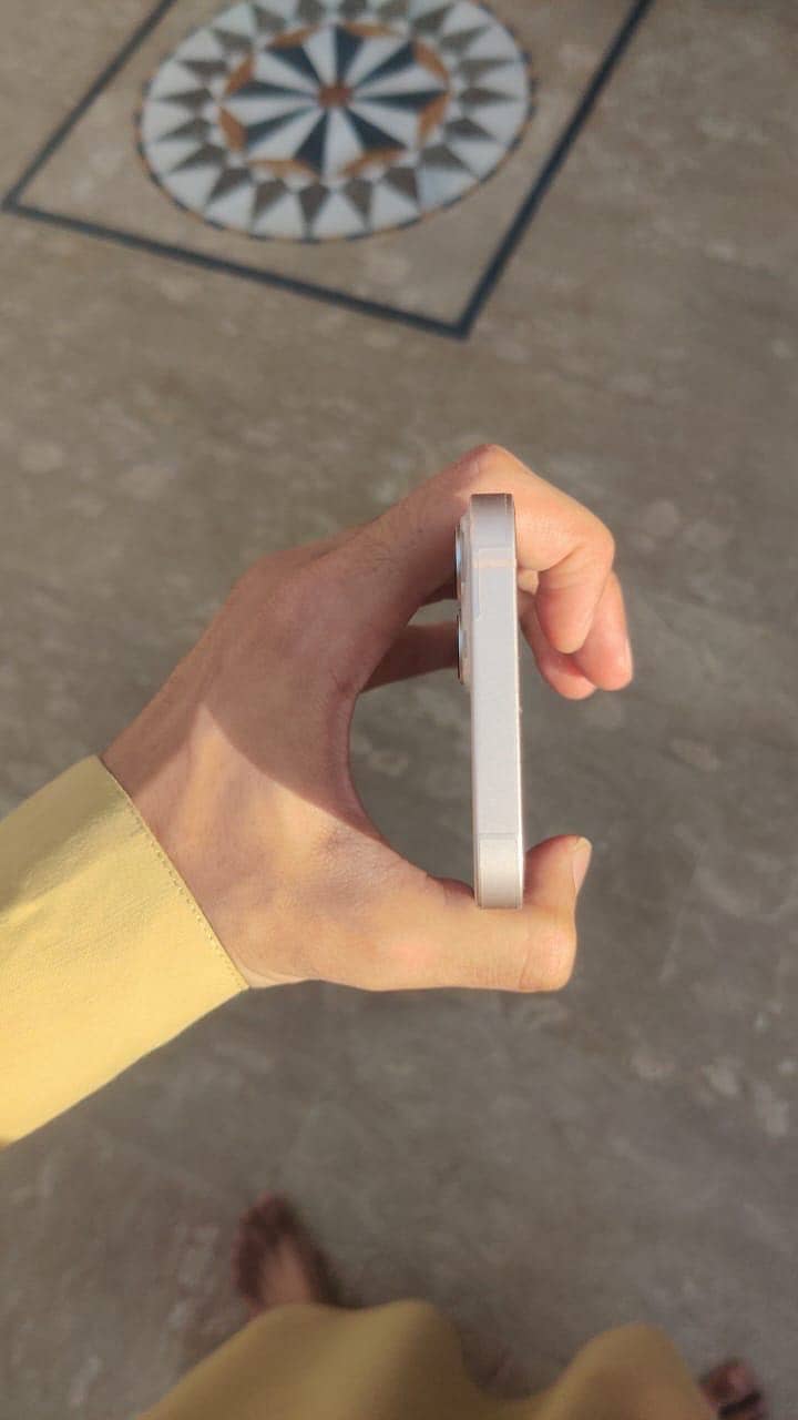 Apple iPhone 13 5