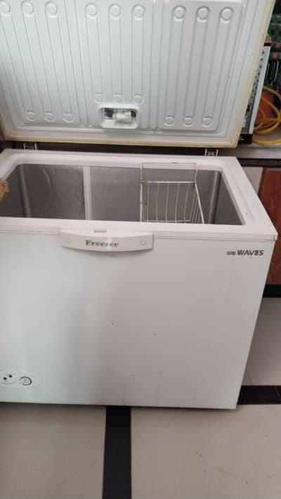 1 door deep-freezer in white colour
