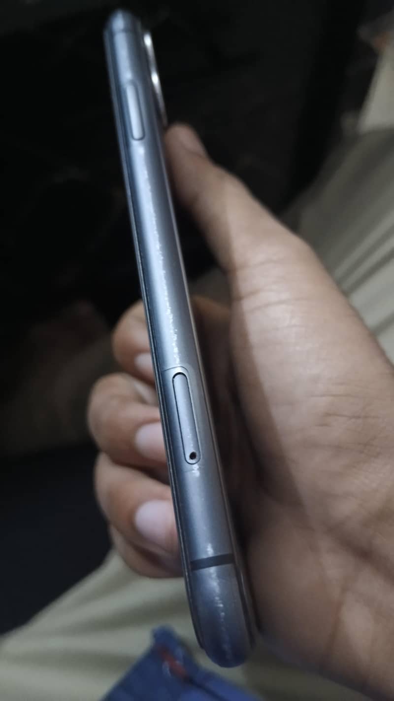 Apple iPhone 11 4