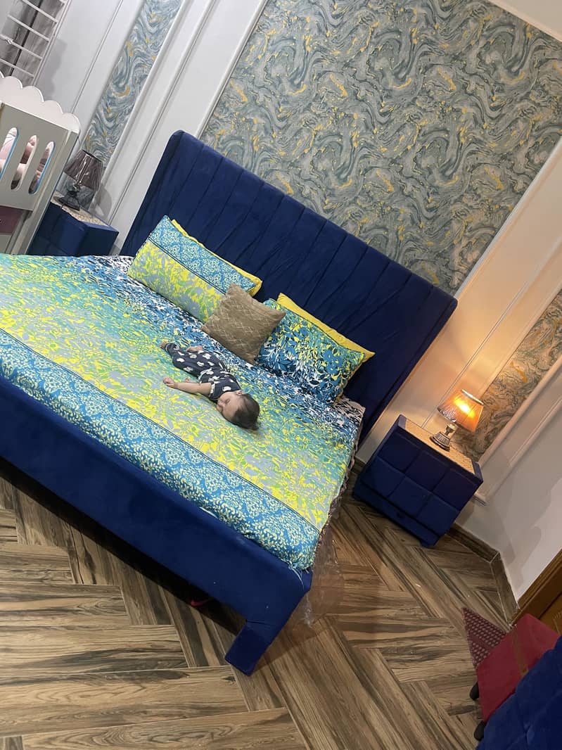 King size bed 0