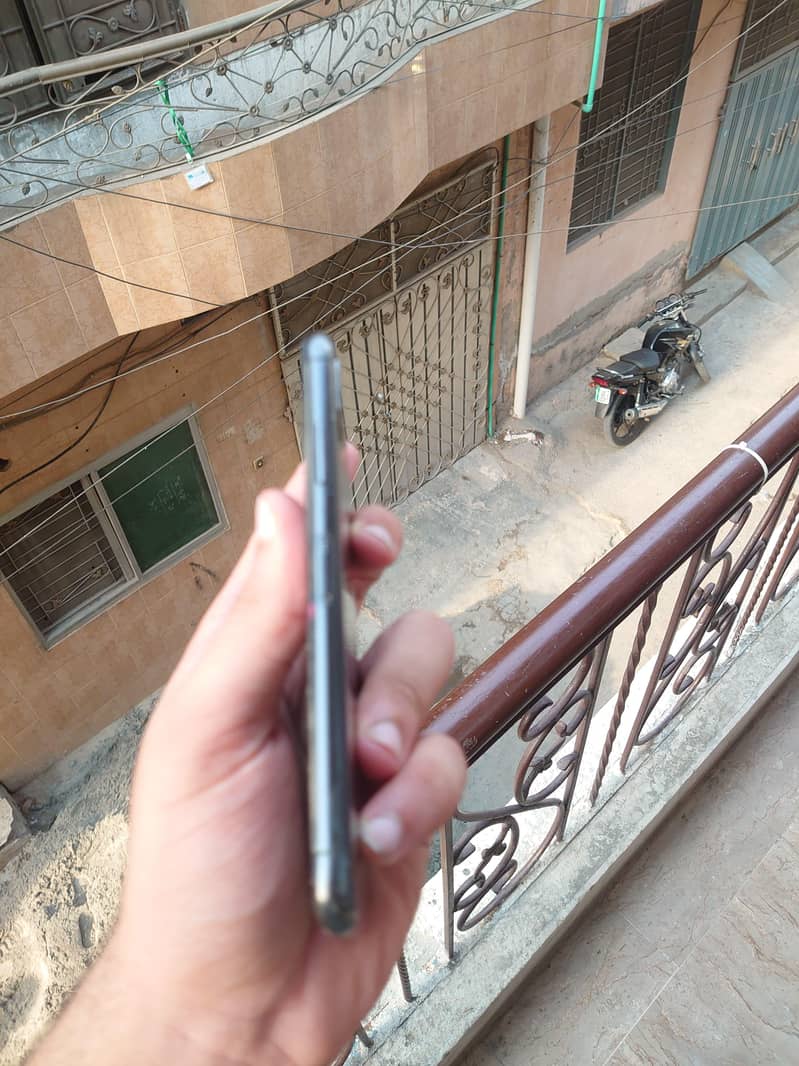 Apple iPhone X 4
