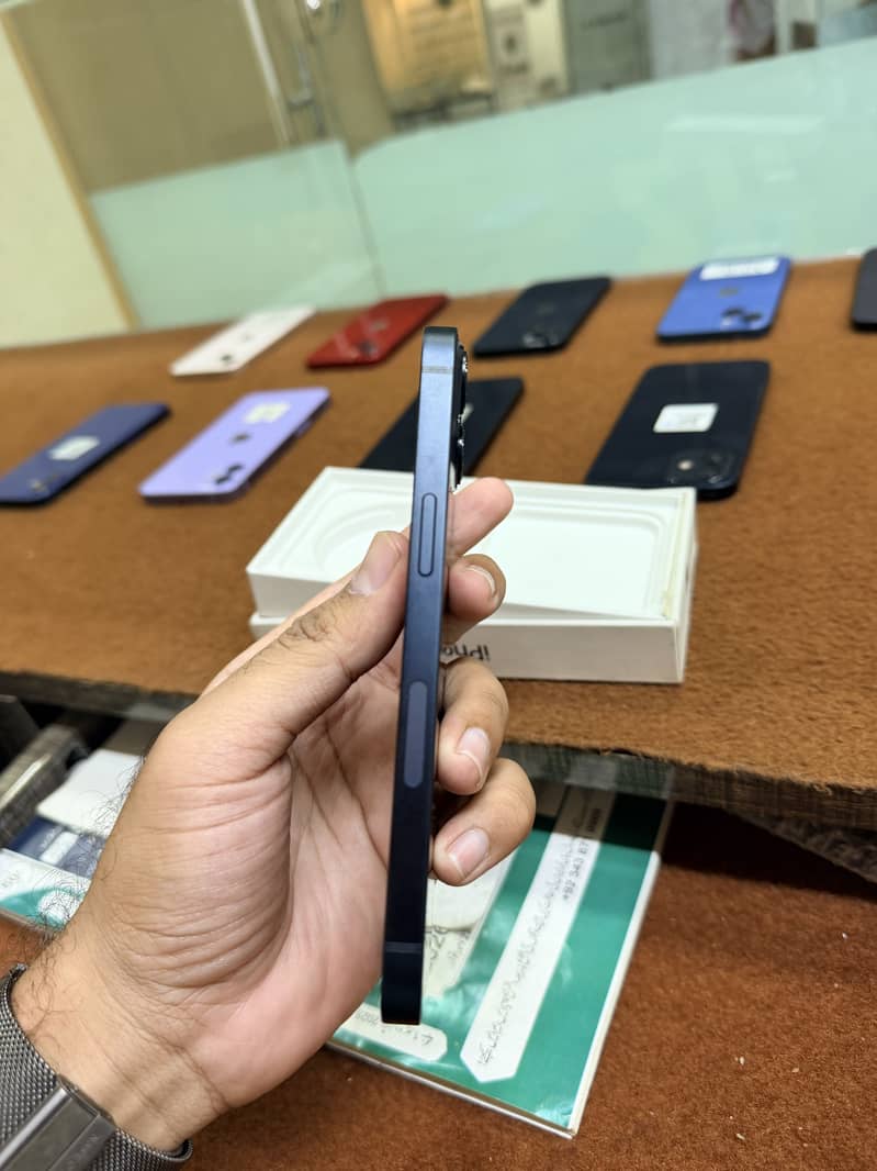 Apple iPhone 13 2