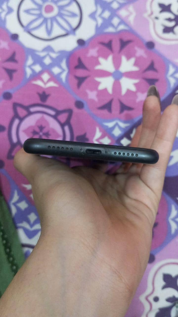 Apple iPhone 11 4