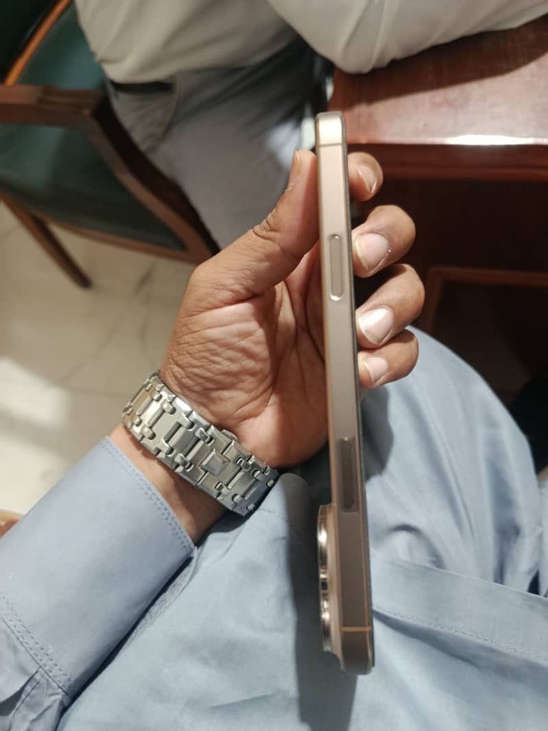 iphone 16 pro max 5