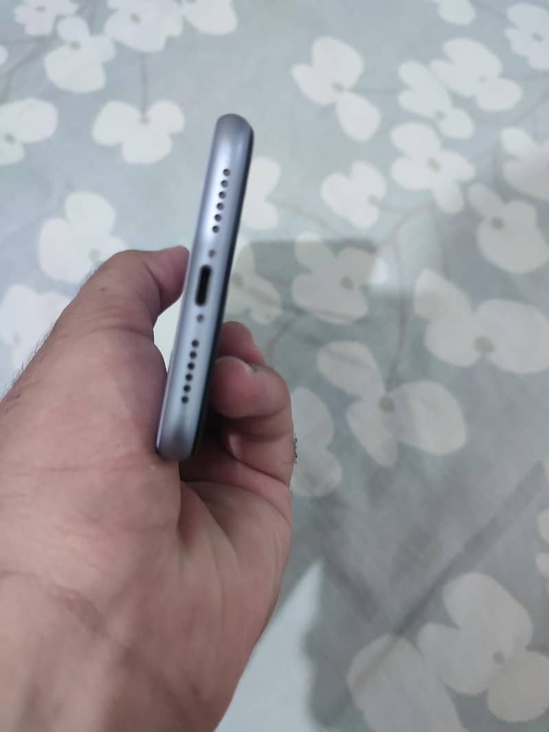 Apple iPhone 11 3
