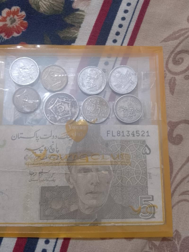 اس پیک میں پاکستانی حکومت کے 5 روپے اور 25 پیسے  سکے شامل ہیں۔ 0