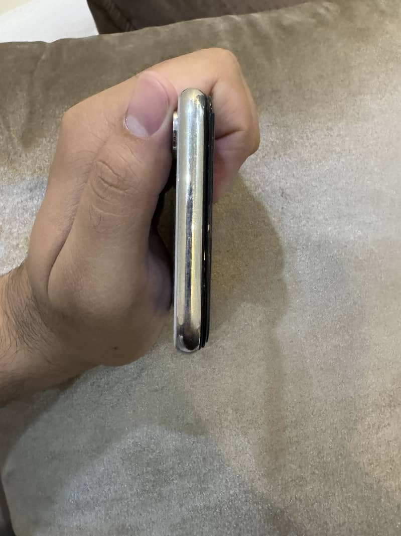 Apple iPhone X 4