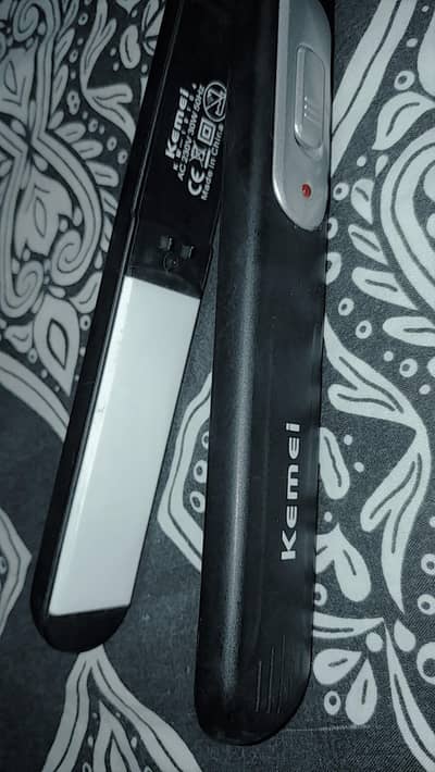 Kemei KM-19104 Hair Straightener — Like New