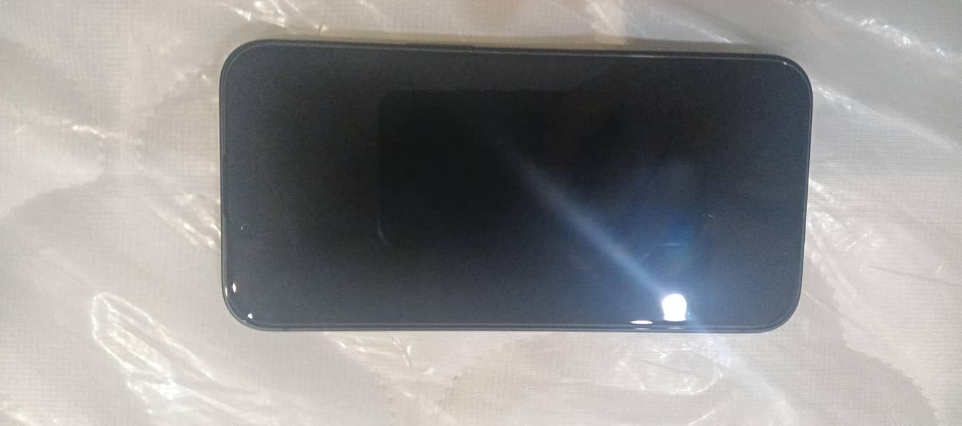 Apple iPhone 16e 1