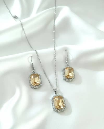 Product Name: Golden Stone Pendant Set for Brides & Occasions