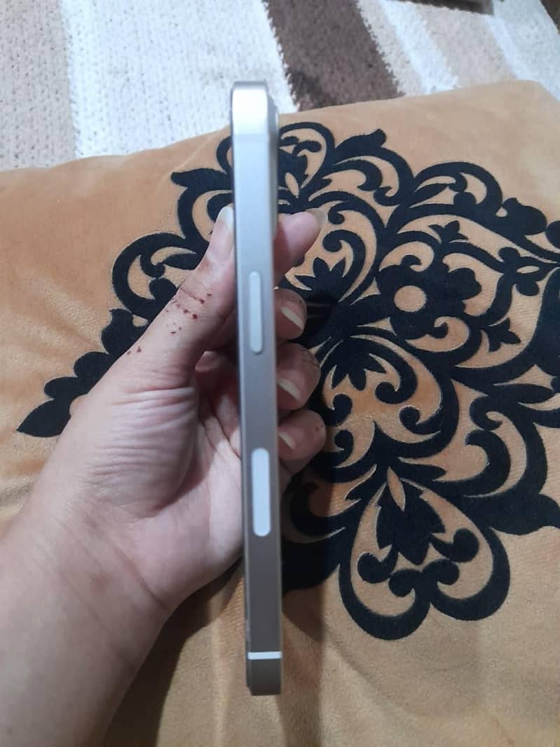 Apple iPhone 13 2