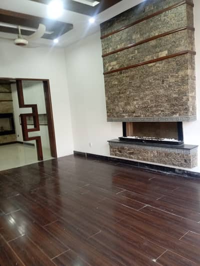 Beautiful 10 Marla Well-Maintained Bungalow for Sale in Green City