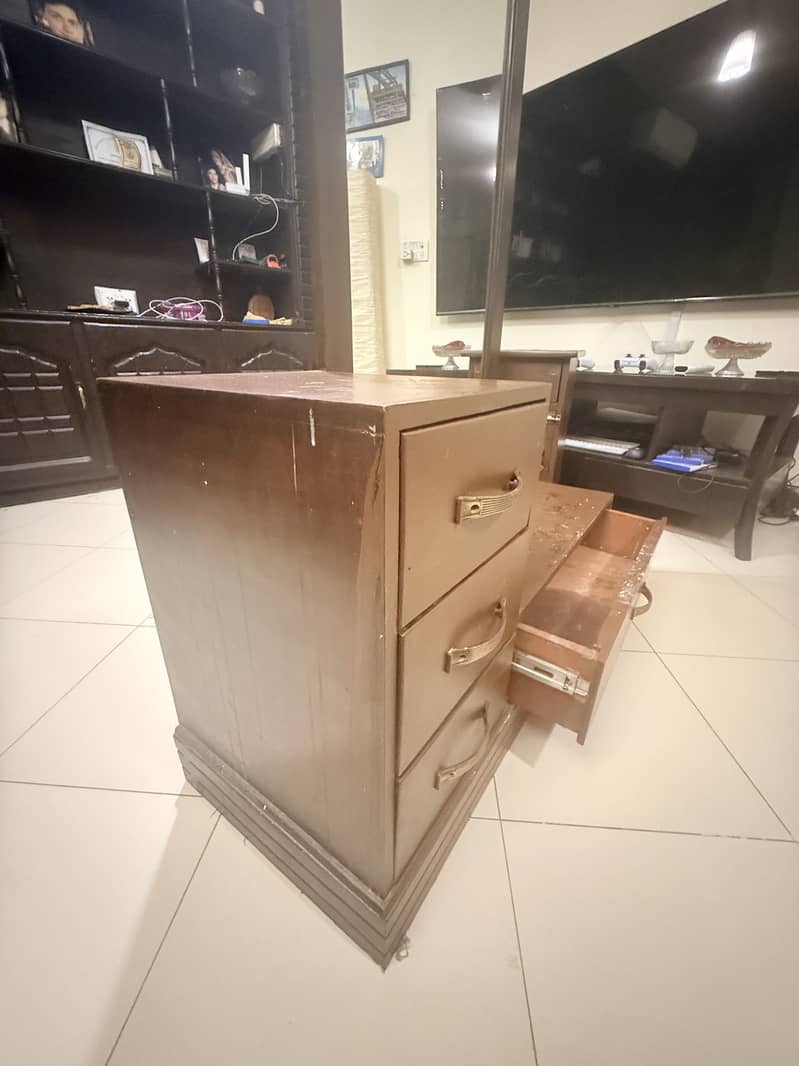 Solid dresser with mirror 1