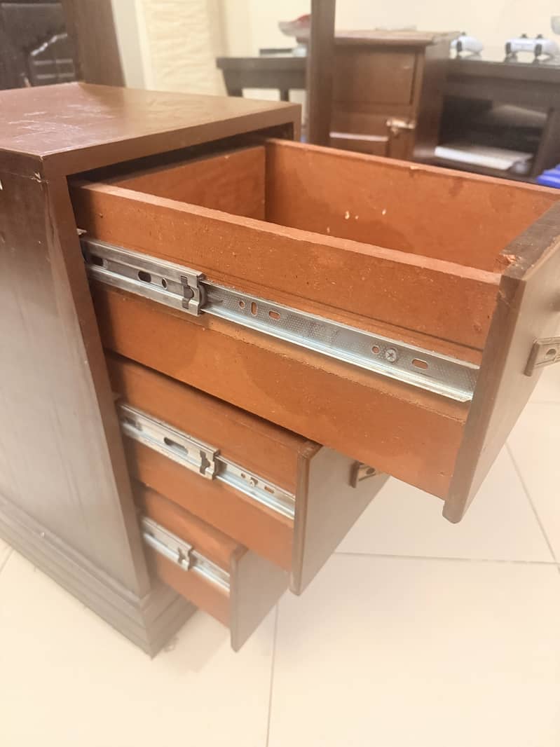 Solid dresser with mirror 4