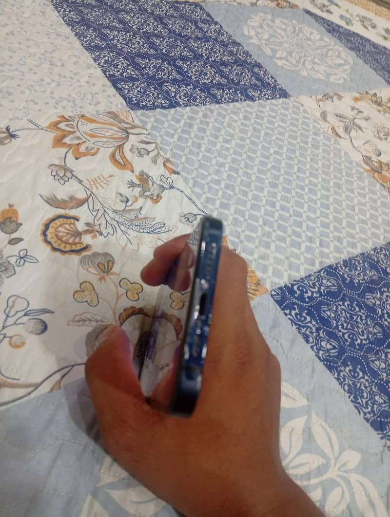 Apple iPhone 12 4