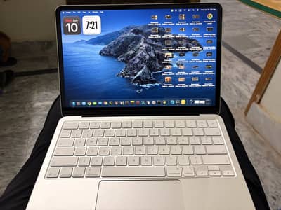Macbook Neo 256 GB . . 100% battery health scractch less