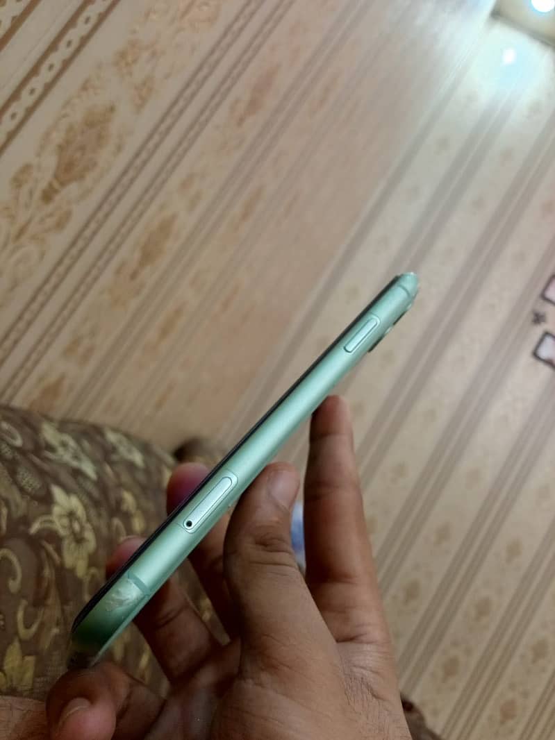 Apple iPhone 11 4