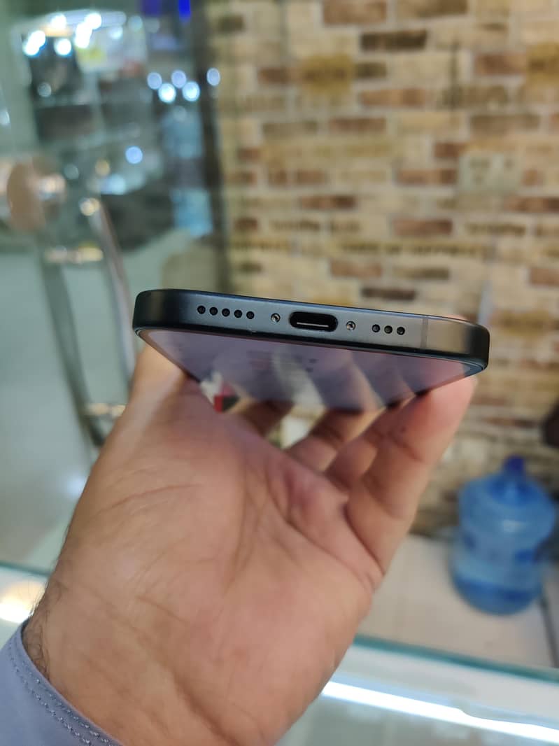 Apple iPhone 16 2