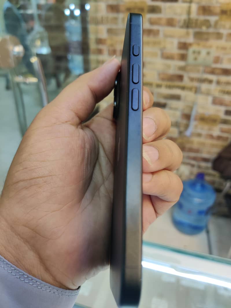 Apple iPhone 16 3