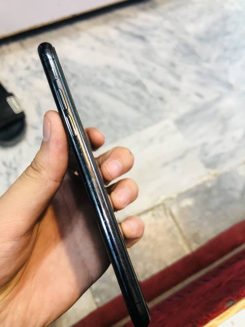 Apple iPhone X 4