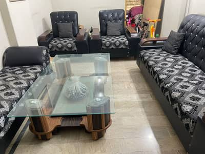3 seater, 2 single seater, 1 center table & 1 saiti for sell