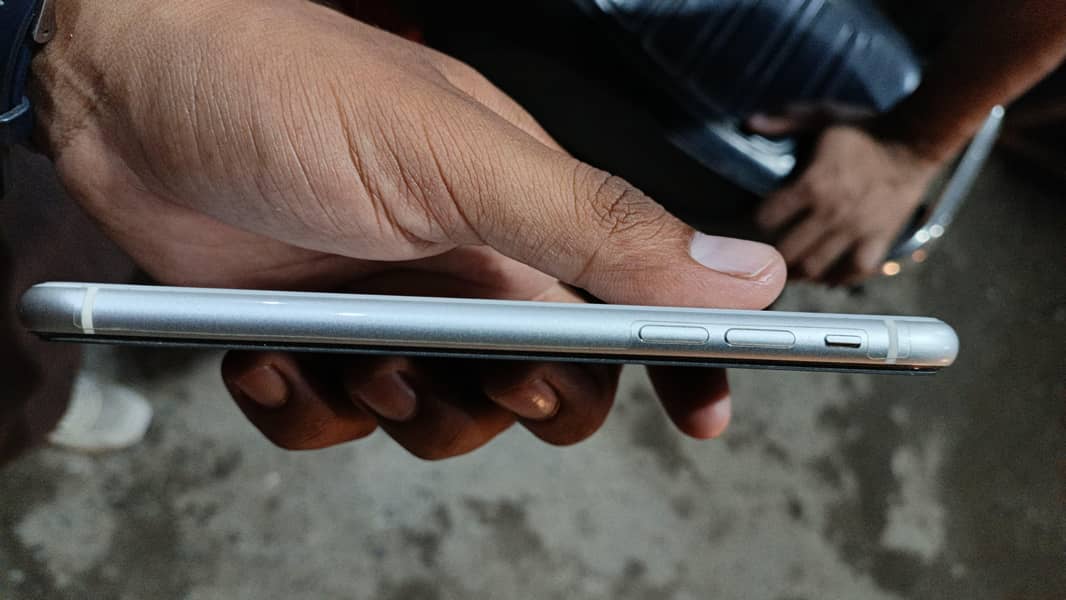 Apple iPhone 11 4
