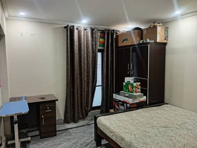 2ND FLOOR FACING PARK 1 BED PORTION FOR RENT