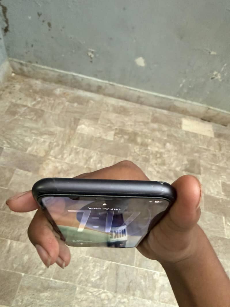 Apple iPhone 11 4