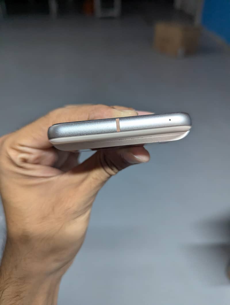Google Pixel 8 4