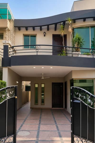 **Well-Maintained 9.5 Marla House for Sale in Green City Block A**