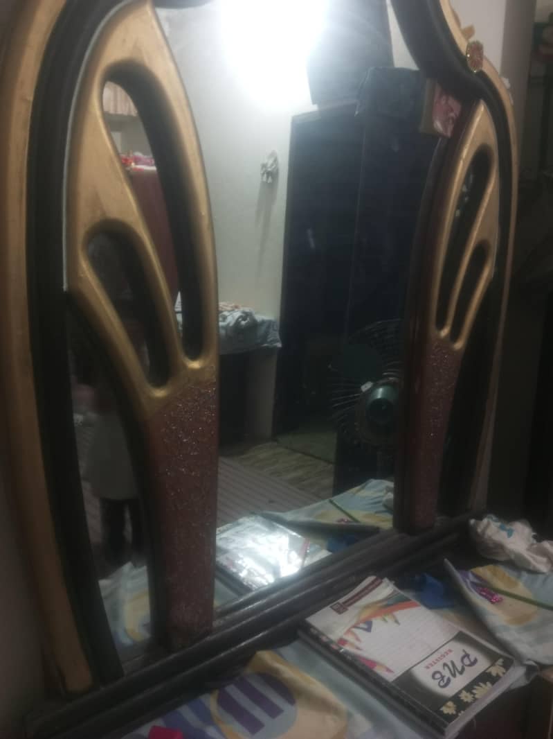 show case and dressing table 4