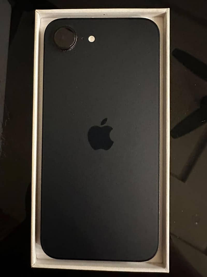 Apple iPhone 16e 0