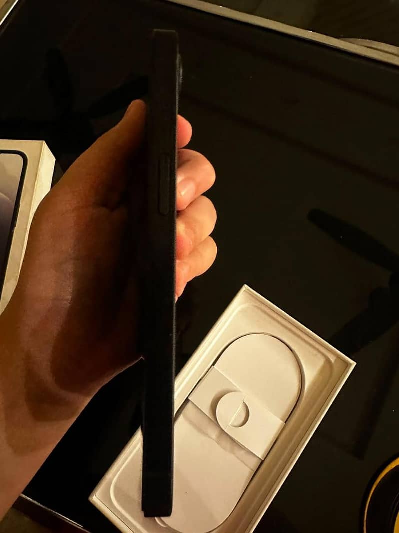 Apple iPhone 16e 1