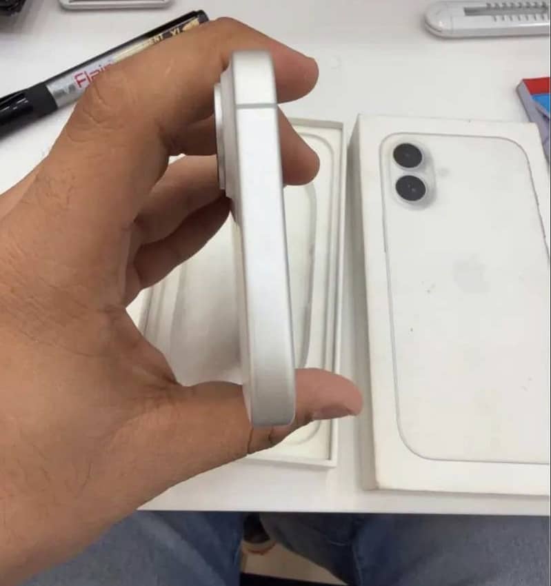 Apple iPhone 16 1