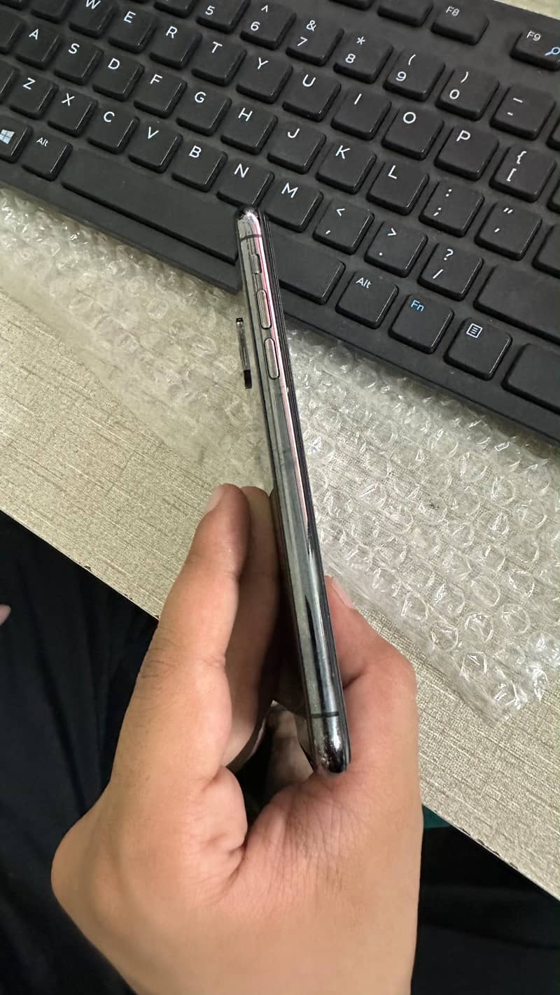 Apple iPhone XS 4